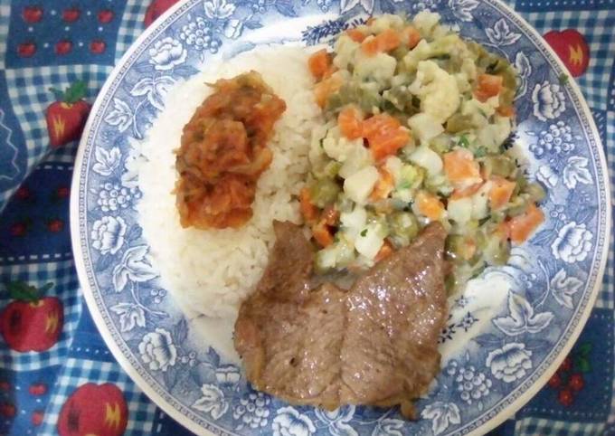 Foto principal de Ensalada de verduras, con arroz blanco aderezado con hogao y carne asada