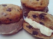 Una foto de alfajores con chips de chocolate