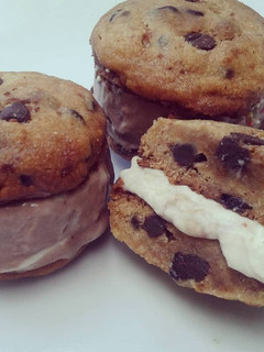Una foto de Alfajores helados
