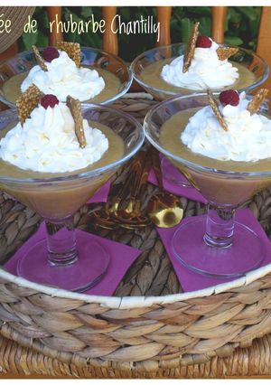 Une photo de Compotée de rhubarbe et chantilly
