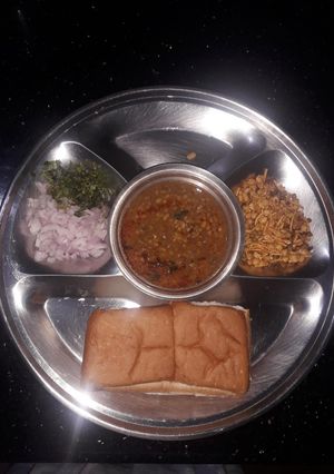 A picture of Misal pav.