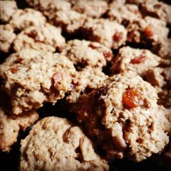 A picture of Amazing oatmeal raisin cookies.