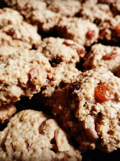 A picture of Amazing oatmeal raisin cookies.