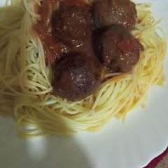 A picture of Spaghetti in meat balls.