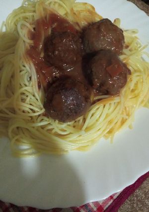 A picture of Spaghetti in meat balls.