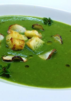 Foto di Vellutata di cavolo nero e topinambur, con chips di topinambur