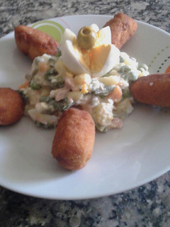 Una foto de Croquetas de pollo con ensaladilla