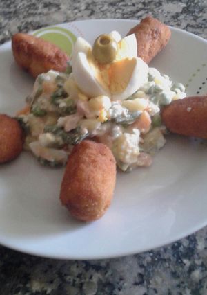 Una foto de Croquetas de pollo con ensaladilla