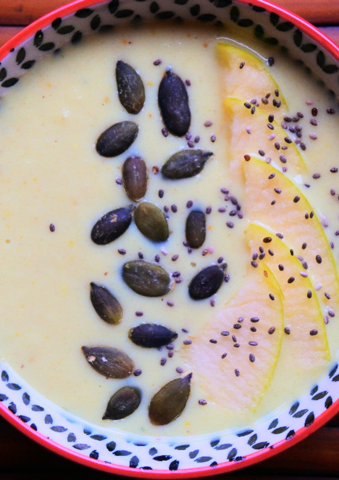 Una foto de Crema fría de pepino, manzana y coco con curry 🥒 🍏