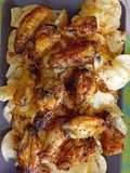 Alitas de pollo al limón con cebolla caramelizada en Airfryer sobre cama de patatas chips