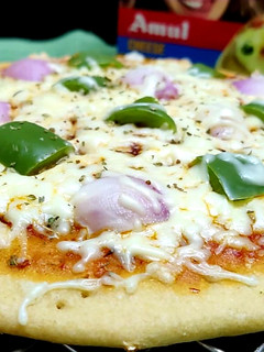 ચિઝી પીઝા (Cheesy Pizza Recipe In Gujarati) રેસીપી મુખ્ય ફોટો