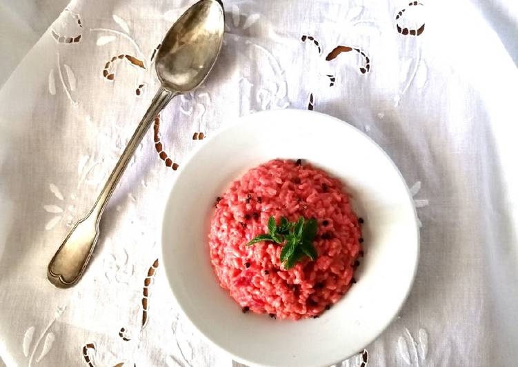 Riso alla barbabietola con gorgonzola e menta