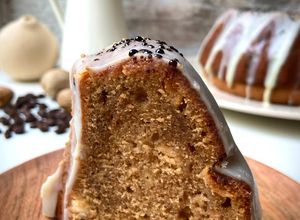 Una foto de “Bundt cake” de café con chips y cobertura de chocolate blanco!!