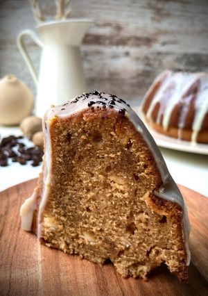 Una foto de “Bundt cake” de café con chips y cobertura de chocolate blanco!!