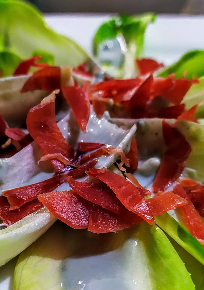 Una foto de ENDIBIAS Al Roquefort y Jamón🥩Serrano...!