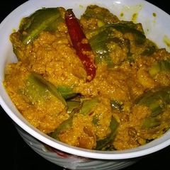 A picture of Doi potol / parwal in yoghurt gravy.
