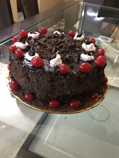 બ્લેક ફોરેસ્ટ કેક ઈન કડાઈ (Black Forest Cake In Kadai Recipe In Gujarati) રેસીપી મુખ્ય ફોટો