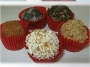 Una foto de trufas de coco y leche condensada