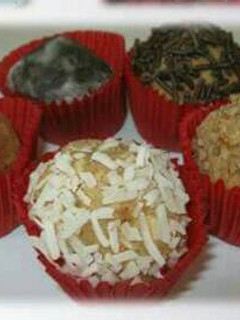 Una foto de Receta 1 de 3 :Trufas de galleta, leche condensada y nuez