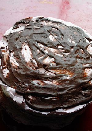 Una foto de Torta helada de frutilla, chocolate y dulce de leche