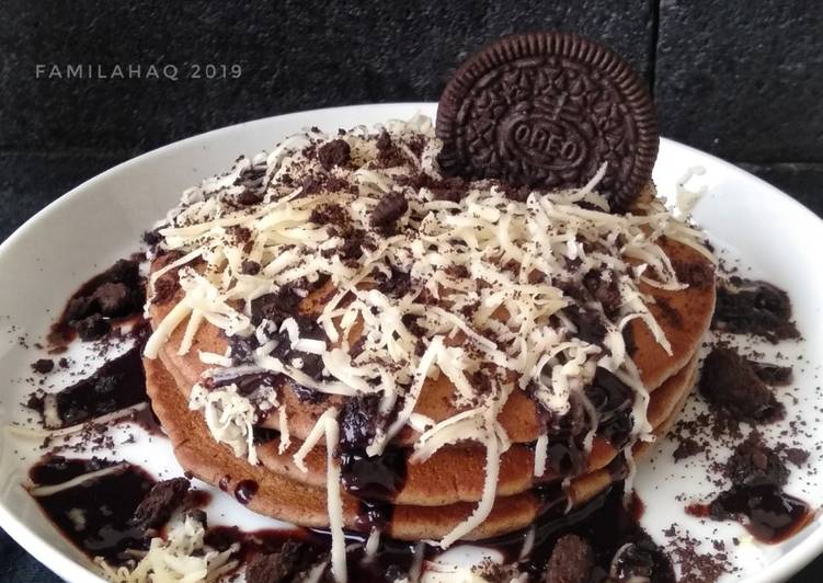 Pancake Oreo with Choco Sauce