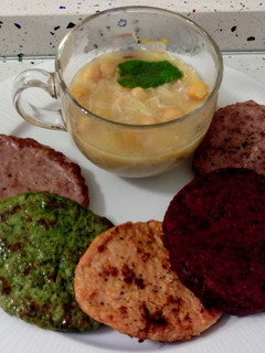 Una foto de Variado de hamburguesas con sopa del puchero con fideos