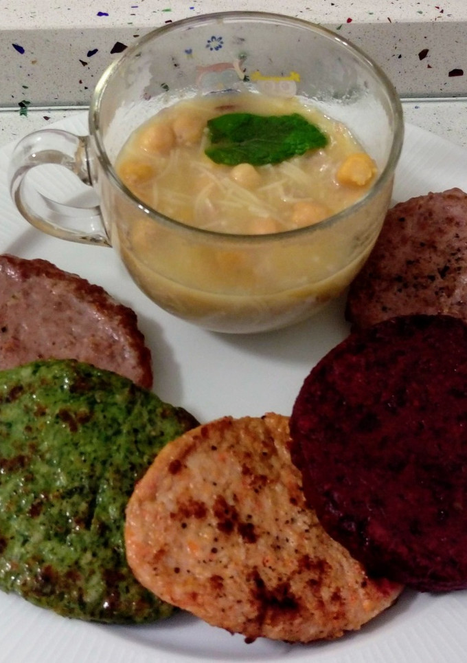 Una foto de Variado de hamburguesas con sopa del puchero con fideos