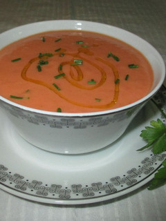 Una foto de Gazpacho de avocado con tomate