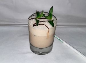 Una foto de Cóctel de licor; baileys con café
