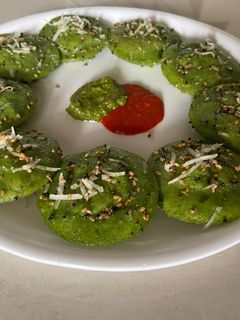 સાઉથ ઈન્ડિયન મટર સુજી ઈડલી (South Indian Matar Sooji Idli Recipe in Gujarati) રેસીપી મુખ્ય ફોટો