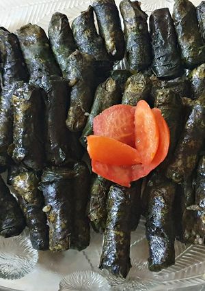 A picture of Yalnjie (stuffed grapes leaves).