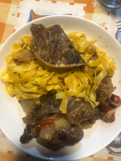 Una foto de Osobuco al horno y tallarines