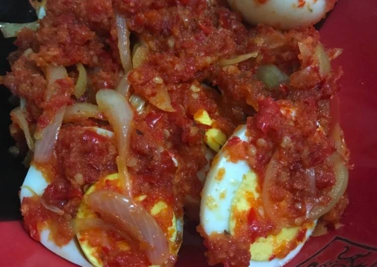 Langkah Mudah untuk Menyiapkan Telur balado sambal bawang yang Enak