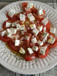 Una foto de Fresca ensalada de tomate y queso