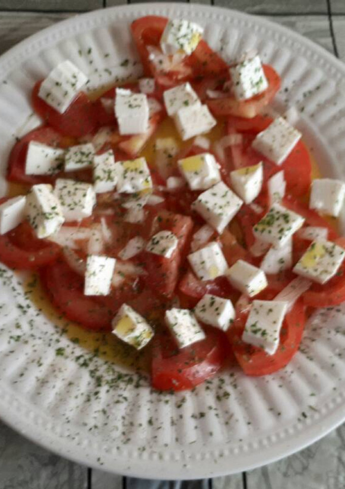 Una foto de Fresca ensalada de tomate y queso