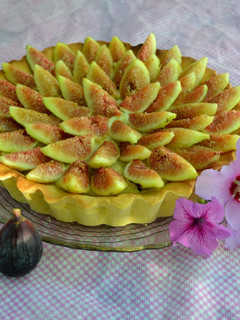 Una foto de Tarta de higos con crema pastelera de limón🌺
