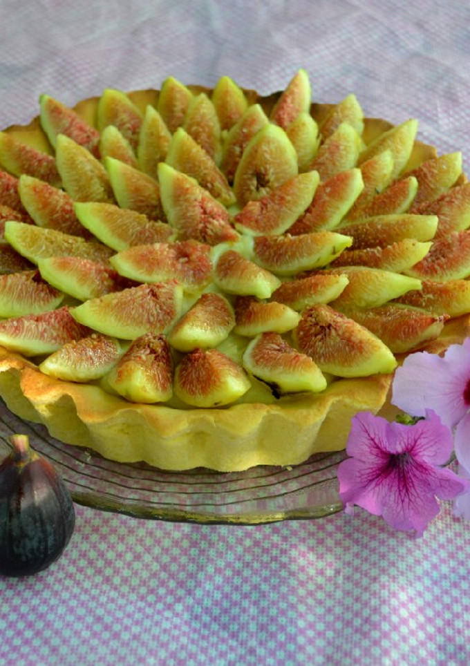 Una foto de Tarta de higos con crema pastelera de limón🌺