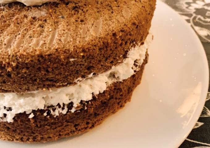 Bolo de Chocolate Simples Com Creme de Manteiga - Easy and Delish