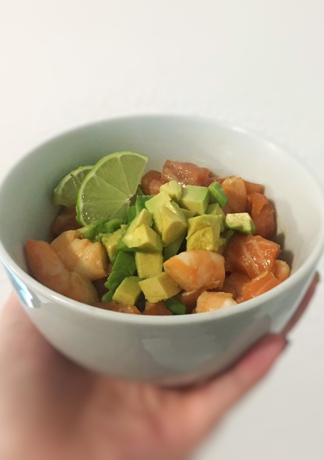 Una foto de Tartar de salmón y langostinos en bol