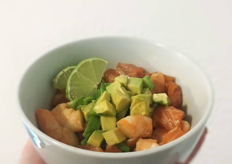 Tartar de salmón y langostinos en bol