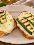 Bruschetta di pane casereccio con caciocavallo e verdure grigliate