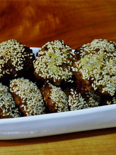 Una foto de "Falafel" croquetas de garbanzo frito