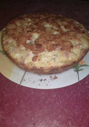 Una foto de Tortilla de papas, jamón y queso
