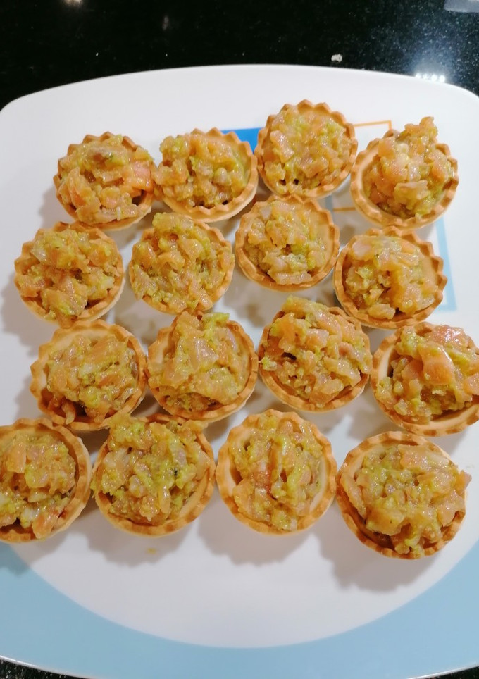 Una foto de Tartaleta de salmón y guacamole rápidas