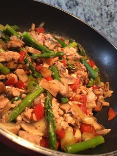 Una foto de Verduras salteadas y atún