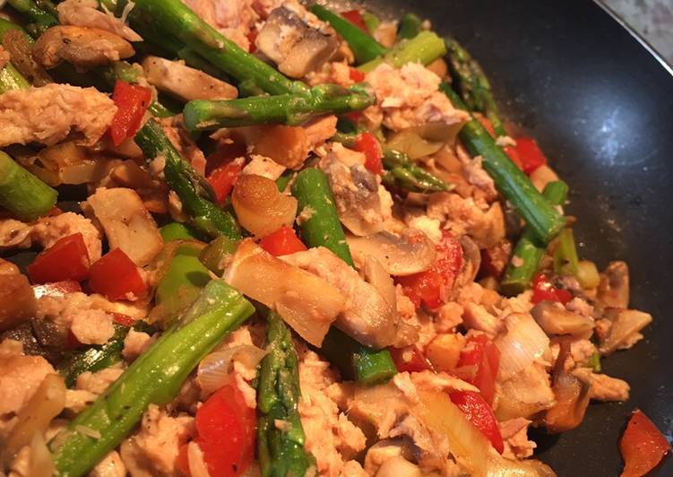 Verduras salteadas y atún