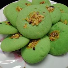 A picture of Pistachio Naan khatai.