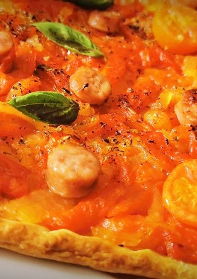 Una foto de Coca de Verduras con Salchichas frescas