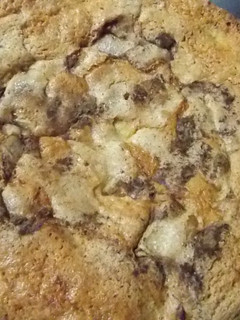 Una foto de Torta con manzana roja y pepitas de chocolate
