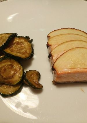 A picture of Baked salmon with apple.